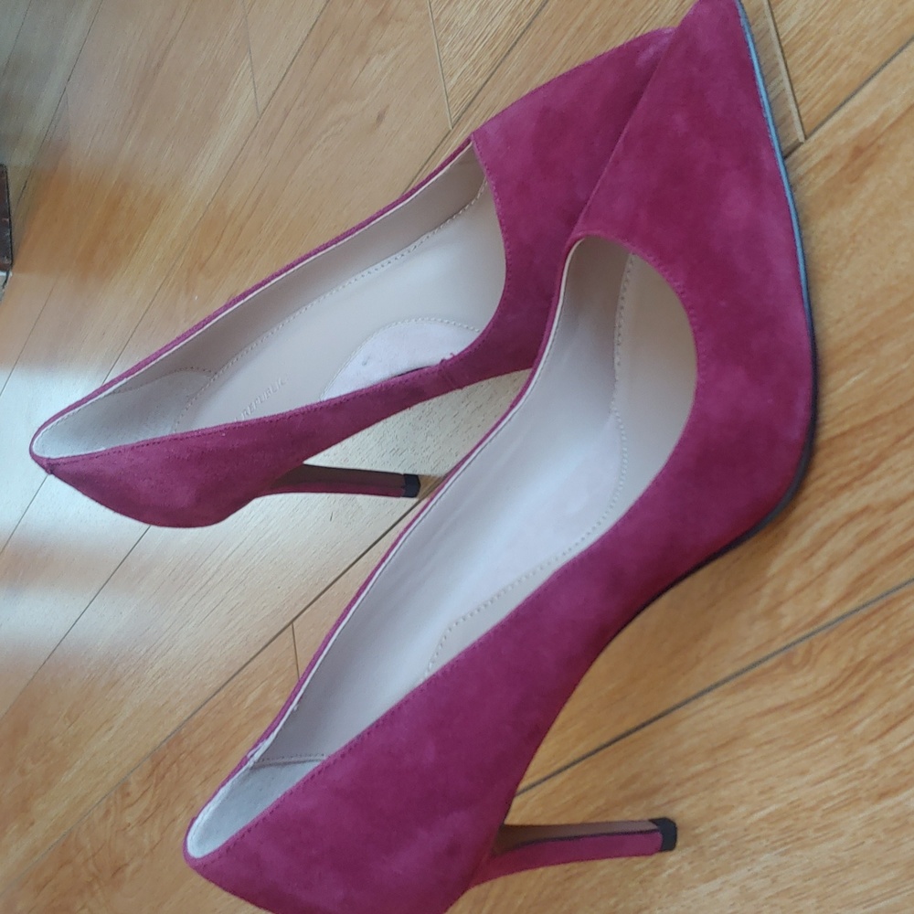 🌷Banana Republic Suede Madison 12 Hour Pumps in Ruby Pink, 3 inch heel,9.5